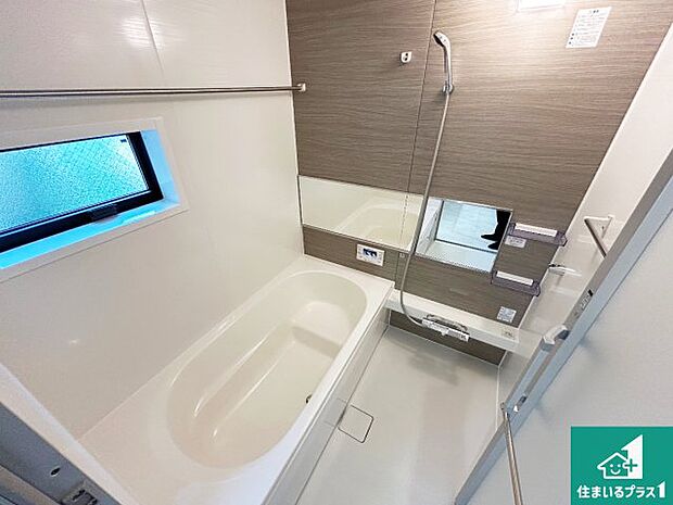 足をゆったり伸ばして一日の疲れを癒してくれる浴槽。窓は少し高めに設置することで、外部からの視線も気にならない設計にし、かつ差し込む光が明るく穏やかな雰囲気にしてくれます！