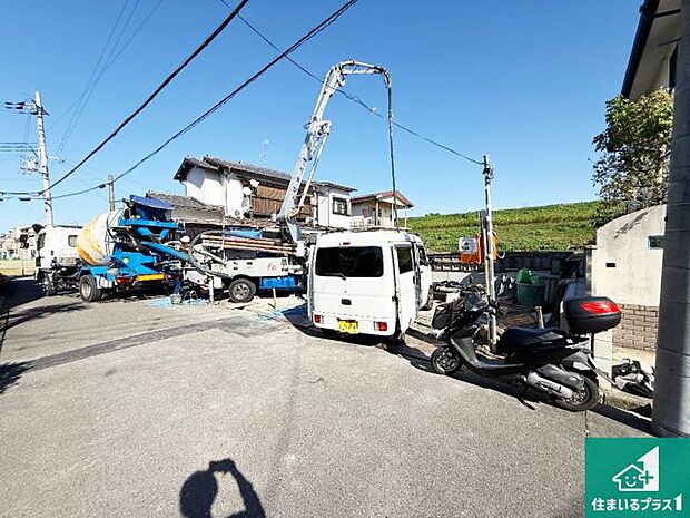 周辺は落ち着いた街並みの住宅地！子育てがしやすい住環境です！まだ未完成ですが、現地でしかわからない事もございます。是非一度ご覧ください。