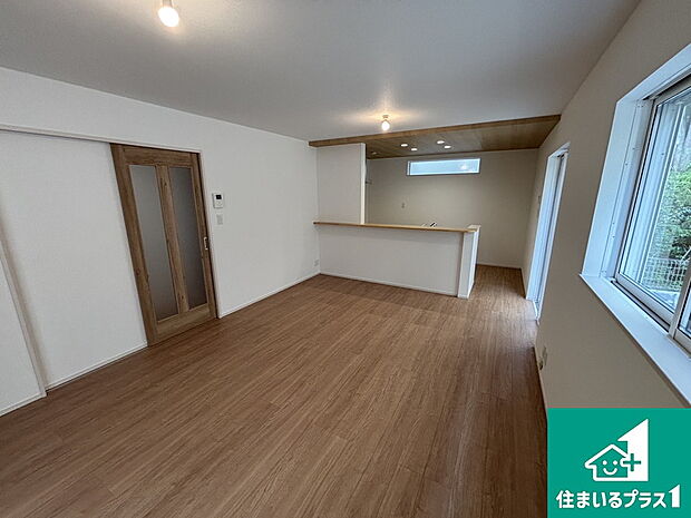 日当たり良好の明るいリビングで朝の目覚めもスッキリできそう！対面キッチンでご家族のコミュニケーションも自然と増える設計！小さなお子様が遊ぶスペースを作っても広々とくつろげるLDK！