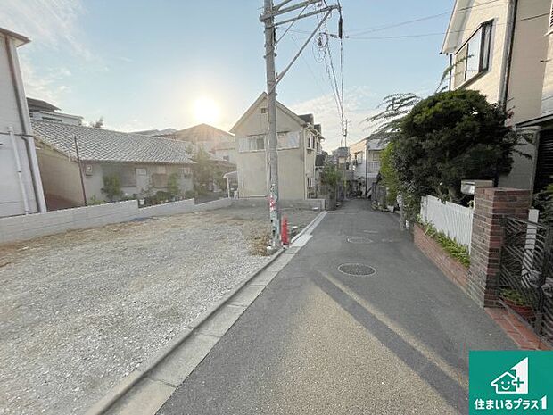 周辺は落ち着いた街並みの住宅地！子育てがしやすい住環境です！まだ未完成ですが、現地でしかわからない事もございます。是非一度ご覧ください。