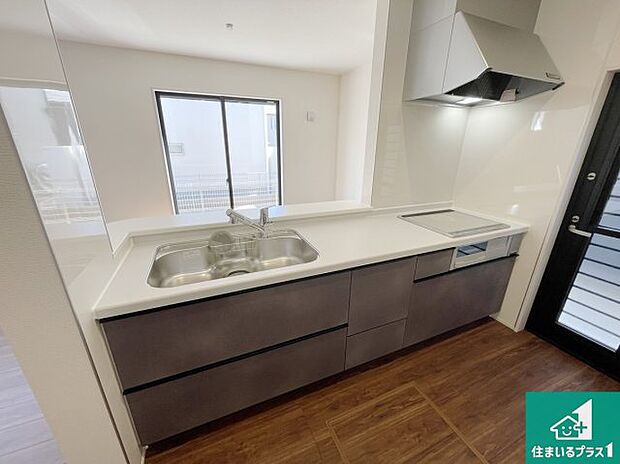 子供を見守りながらお料理が出来るため家族のコミュニケーションか増えます♪スペースが広く確保されている為お子様が大きくなったときは一緒に料理を楽しめます♪