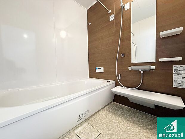 足をゆったり伸ばして寛げる浴槽です。窓が設けられていますので差し込む光が明るく穏やかな雰囲気にしてくれます♪浴室乾燥機も設置しているので、雨の日の洗濯物も安心です♪