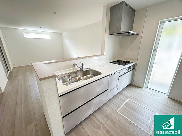 子供を見守りながらお料理が出来るため家族のコミュニケーションか増えます♪スペースが広く確保されている為お子様が大きくなったときは一緒に料理を楽しめます♪