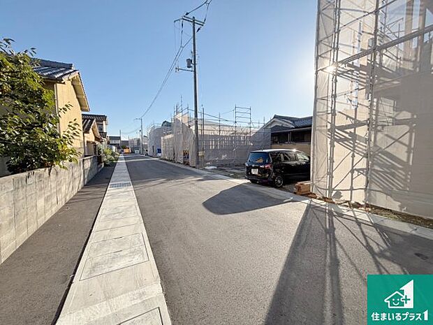 周辺は閑静な住宅街です。前面道路もしっかりと有りますので車の出し入れも安心ですよ！