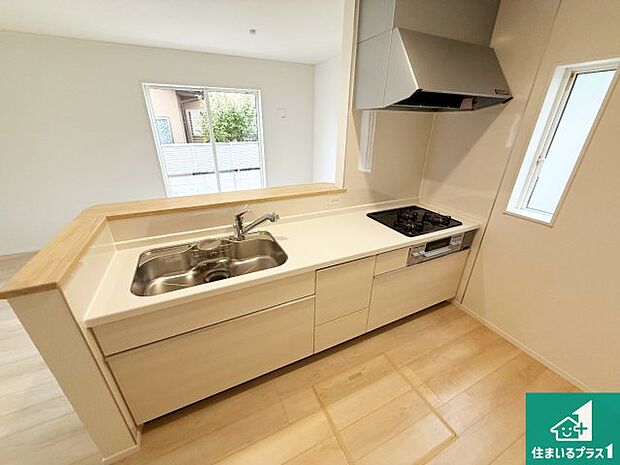 リビングと統一感があり、使い勝手のいいキッチン。広々としているので、二人並んで作業が出来ちゃいます。お子様と一緒に色々なお料理に挑戦できるスペースがあります。