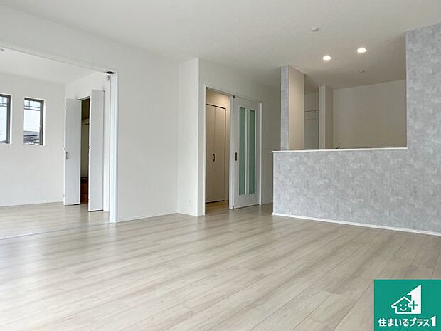 シンプルなリビングは、観葉植物等のインテリアを楽しめますね！パパ好みにも、ママ好みにも家具次第で雰囲気を変えることができます！