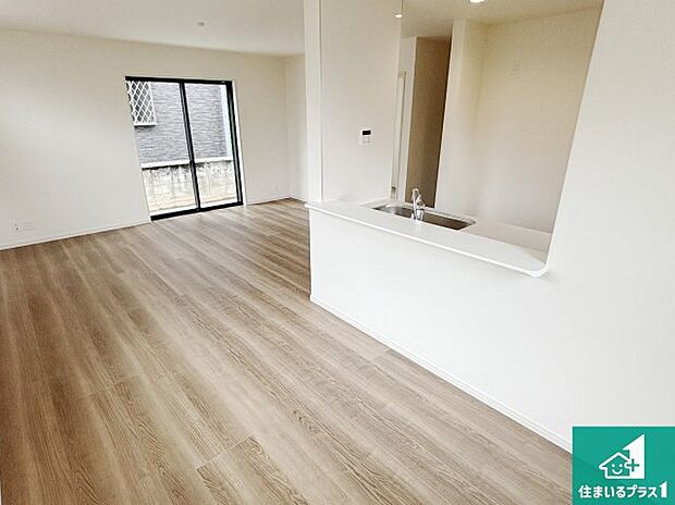 シンプルなリビングは、観葉植物等のインテリアを楽しめますね!パパ好みにも、ママ好みにも家具次第で雰囲気を変えることができます!