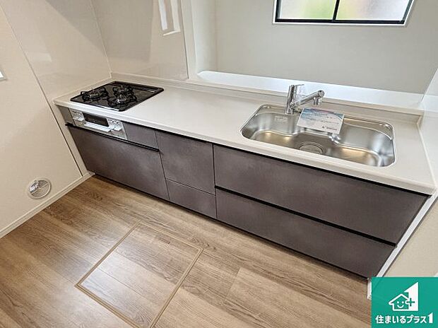 リビングと統一感があり、使い勝手のいいキッチン。広々としているので、二人並んで作業が出来ちゃいます。お子様と一緒に色々なお料理に挑戦できるスペースがあります。