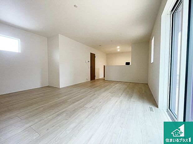 シンプルなリビングは、観葉植物等のインテリアを楽しめますね！パパ好みにも、ママ好みにも家具次第で雰囲気を変えることができます！