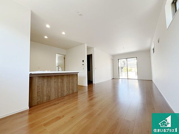 日当たり良好の明るいリビングで朝の目覚めもスッキリできそう!対面キッチンでご家族のコミュニケーションも自然と増える設計!小さなお子様が遊ぶスペースを作っても広々とくつろげるLDK!