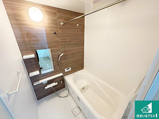 足をゆったり伸ばして寛げる浴槽です。窓が設けられていますので差し込む光が明るく穏やかな雰囲気にしてくれます♪浴室乾燥機も設置しているので、雨の日の洗濯物も安心です♪