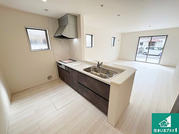 リビングと統一感があり、使い勝手のいいキッチン。広々としているので、二人並んで作業が出来ちゃいます。お子様と一緒に色々なお料理に挑戦できるスペースがあります。