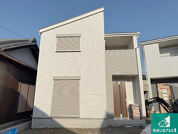 周辺は落ち着いた街並みの住宅地！子育てがしやすい住環境です！まだ未完成ですが、現地でしかわからない事もございます。是非一度ご覧ください。
