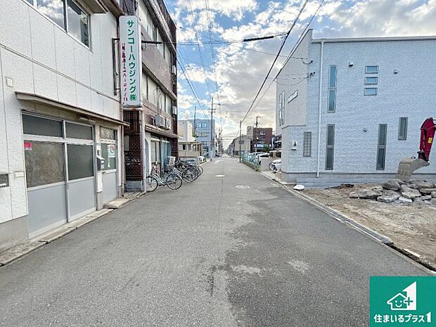 周辺は落ち着いた街並みの住宅地!子育てがしやすい住環境です!まだ未完成ですが、現地でしかわからない事もございます。是非一度ご覧ください。