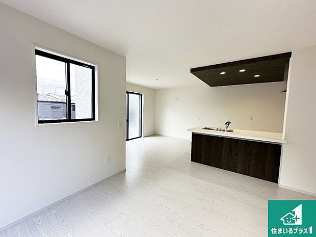 シンプルなリビングは、観葉植物等のインテリアを楽しめますね!パパ好みにも、ママ好みにも家具次第で雰囲気を変えることができます!