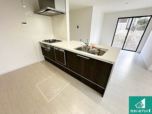 リビングと統一感があり、使い勝手のいいキッチン。広々としているので、二人並んで作業が出来ちゃいます。お子様と一緒に色々なお料理に挑戦できるスペースがあります。