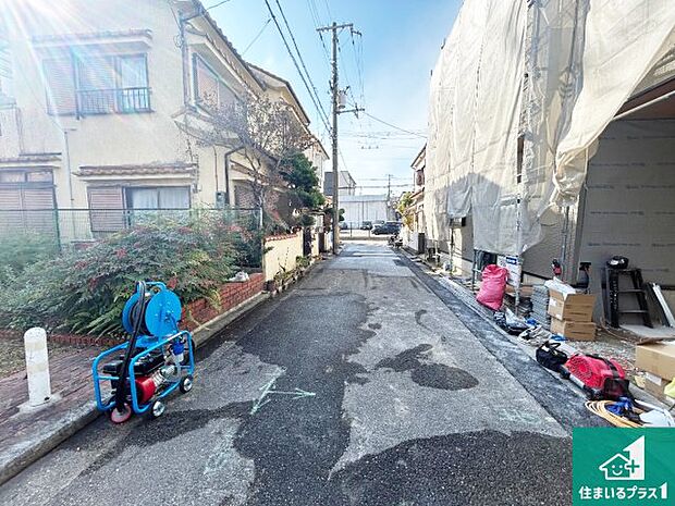 周辺は落ち着いた街並みの住宅地！子育てがしやすい住環境です！まだ未完成ですが、現地でしかわからない事もございます。是非一度ご覧ください。
