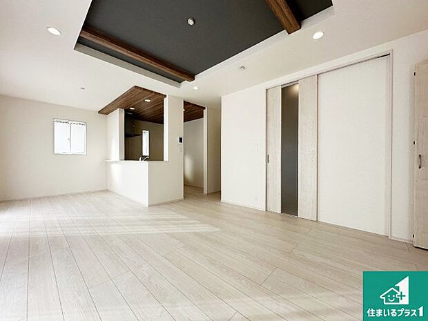 日当たり良好の明るいリビングで朝の目覚めもスッキリできそう!対面キッチンでご家族のコミュニケーションも自然と増える設計!小さなお子様が遊ぶスペースを作っても広々とくつろげるLDK!