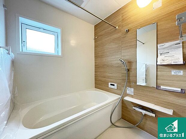 足をゆったり伸ばして寛げる浴槽です。窓が設けられていますので差し込む光が明るく穏やかな雰囲気にしてくれます♪浴室乾燥機も設置しているので、雨の日の洗濯物も安心です♪