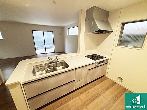 周辺は落ち着いた街並みの住宅地！子育てがしやすい住環境です！まだ未完成ですが、現地でしかわからない事もございます。是非一度ご覧ください。