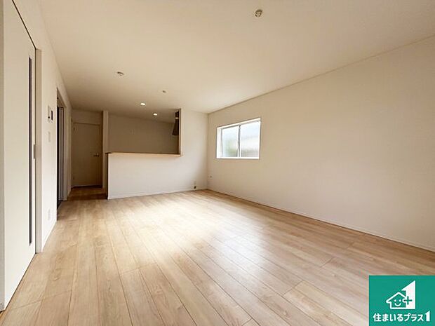 シンプルなリビングは、観葉植物等のインテリアを楽しめますね!パパ好みにも、ママ好みにも家具次第で雰囲気を変えることができます!