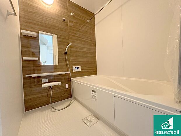 足をゆったり伸ばして寛げる浴槽です。窓が設けられていますので差し込む光が明るく穏やかな雰囲気にしてくれます♪浴室乾燥機も設置しているので、雨の日の洗濯物も安心です♪