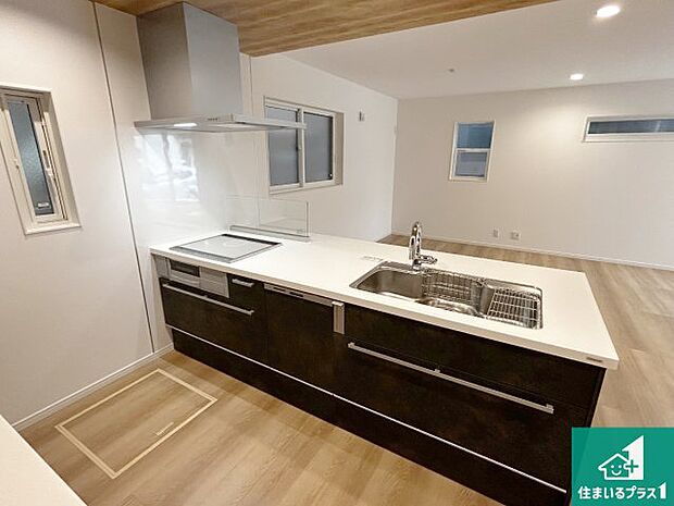 リビングと統一感があり、使い勝手のいいキッチン。広々としているので、二人並んで作業が出来ちゃいます。お子様と一緒に色々なお料理に挑戦できるスペースがあります。