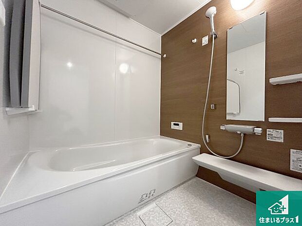 足をゆったり伸ばして寛げる浴槽です。窓が設けられていますので差し込む光が明るく穏やかな雰囲気にしてくれます♪浴室乾燥機も設置しているので、雨の日の洗濯物も安心です♪