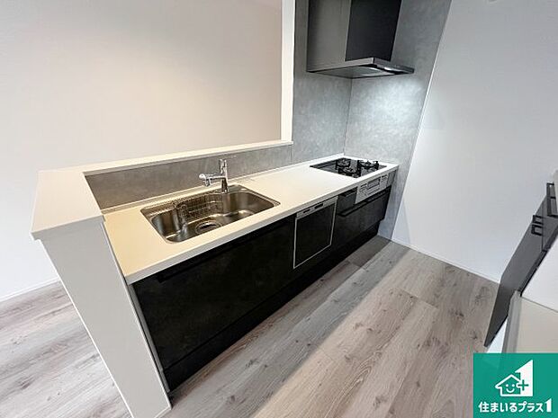 リビングと統一感があり、使い勝手のいいキッチン。広々としているので、二人並んで作業が出来ちゃいます。お子様と一緒に色々なお料理に挑戦できるスペースがあります。