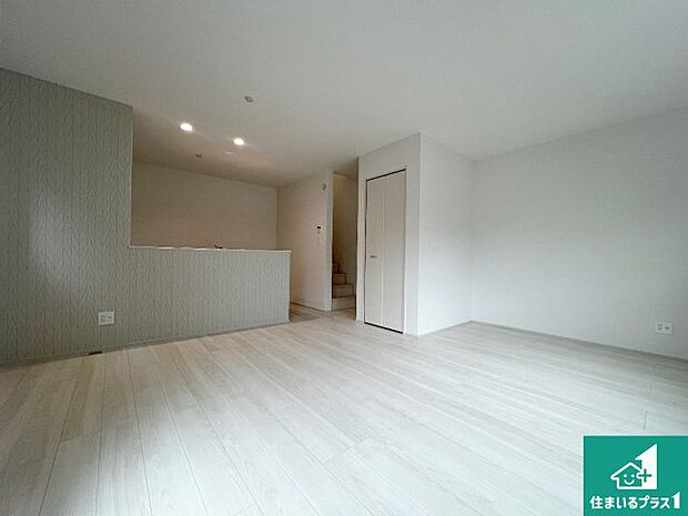 日当たり良好の明るいリビングで朝の目覚めもスッキリできそう!対面キッチンでご家族のコミュニケーションも自然と増える設計!小さなお子様が遊ぶスペースを作っても広々とくつろげるLDK!