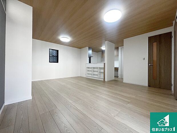 シンプルなリビングは、観葉植物等のインテリアを楽しめますね！パパ好みにも、ママ好みにも家具次第で雰囲気を変えることができます！