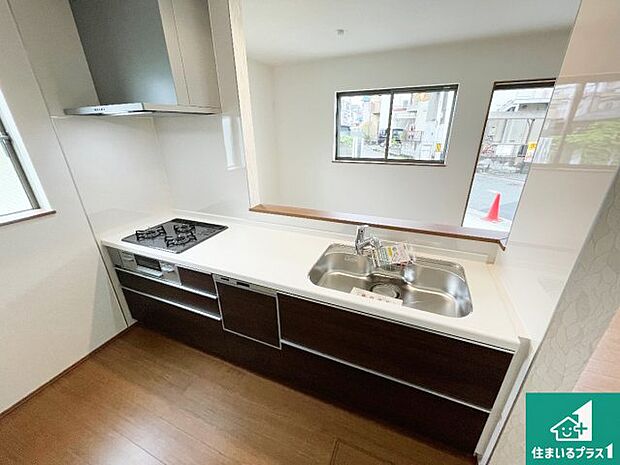 リビングと統一感があり、使い勝手のいいキッチン。広々としているので、二人並んで作業が出来ちゃいます。お子様と一緒に色々なお料理に挑戦できるスペースがあります。