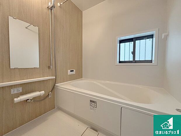 足をゆったり伸ばして寛げる浴槽です。窓が設けられていますので差し込む光が明るく穏やかな雰囲気にしてくれます♪浴室乾燥機も設置しているので、雨の日の洗濯物も安心です♪