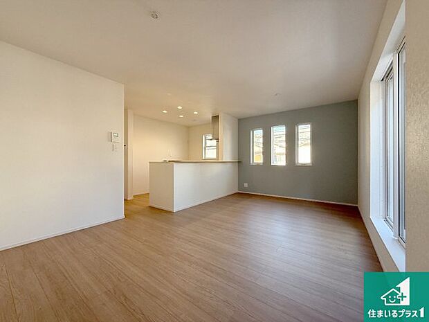 シンプルなリビングは、観葉植物等のインテリアを楽しめますね！パパ好みにも、ママ好みにも家具次第で雰囲気を変えることができます！