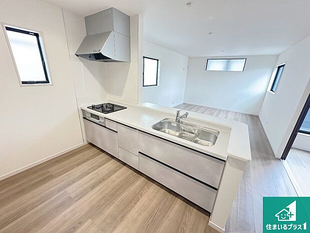 日当たり良好の明るいリビングで朝の目覚めもスッキリできそう!対面キッチンでご家族のコミュニケーションも自然と増える設計!小さなお子様が遊ぶスペースを作っても広々とくつろげるLDK!