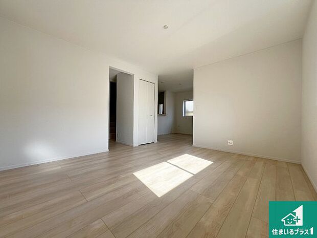 シンプルなリビングは、観葉植物等のインテリアを楽しめますね！パパ好みにも、ママ好みにも家具次第で雰囲気を変えることができます！