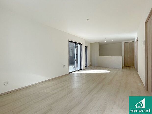 シンプルなリビングは、観葉植物等のインテリアを楽しめますね！パパ好みにも、ママ好みにも家具次第で雰囲気を変えることができます！