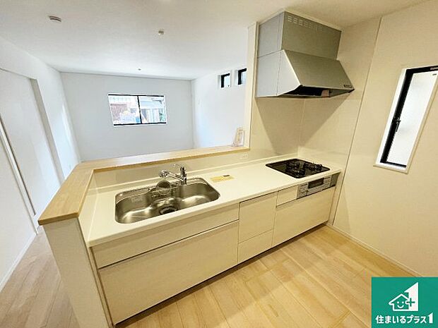 リビングと統一感があり、使い勝手のいいキッチン。広々としているので、二人並んで作業が出来ちゃいます。お子様と一緒に色々なお料理に挑戦できるスペースがあります。