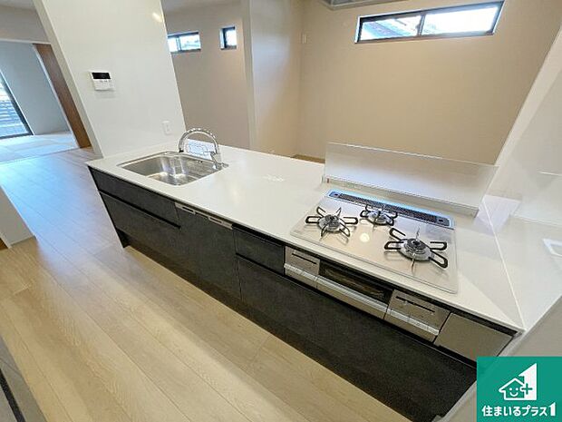 リビングと統一感があり、使い勝手のいいキッチン。広々としているので、二人並んで作業が出来ちゃいます。お子様と一緒に色々なお料理に挑戦できるスペースがあります。