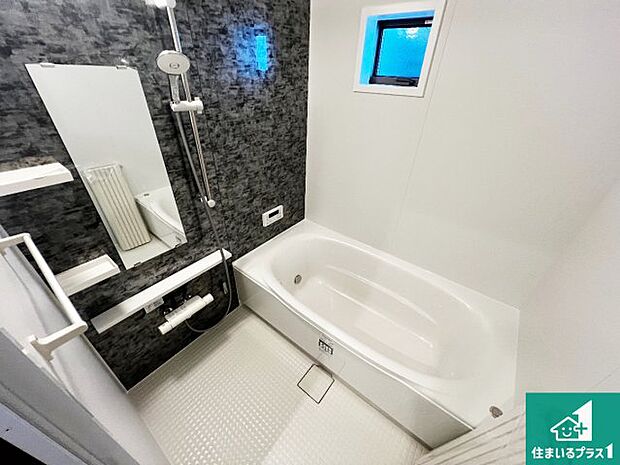 足をゆったり伸ばして寛げる浴槽です。窓が設けられていますので差し込む光が明るく穏やかな雰囲気にしてくれます♪浴室乾燥機も設置しているので、雨の日の洗濯物も安心です♪