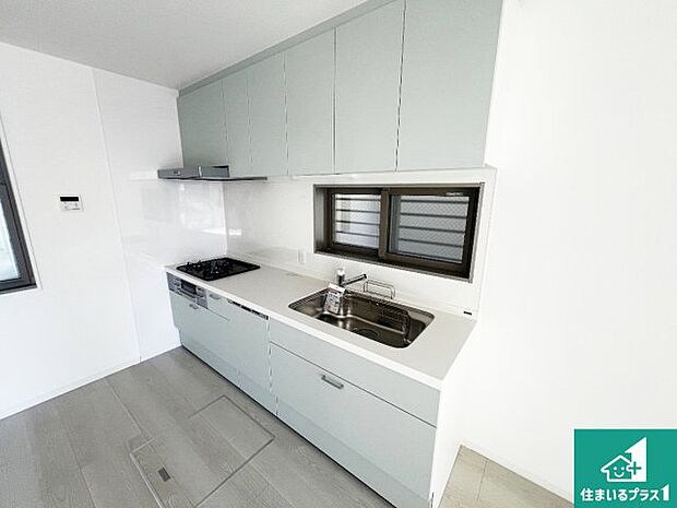 リビングと統一感があり、使い勝手のいいキッチン。広々としているので、二人並んで作業が出来ちゃいます。お子様と一緒に色々なお料理に挑戦できるスペースがあります。