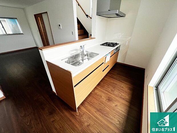 リビングと統一感があり、使い勝手のいいキッチン。広々としているので、二人並んで作業が出来ちゃいます。お子様と一緒に色々なお料理に挑戦できるスペースがあります。