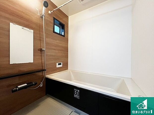 足をゆったり伸ばして寛げる浴槽です。窓が設けられていますので差し込む光が明るく穏やかな雰囲気にしてくれます♪浴室乾燥機も設置しているので、雨の日の洗濯物も安心です♪