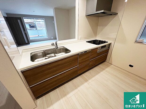 リビングと統一感があり、使い勝手のいいキッチン。広々としているので、二人並んで作業が出来ちゃいます。お子様と一緒に色々なお料理に挑戦できるスペースがあります。