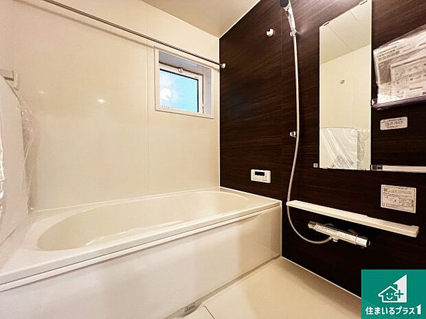 足をゆったり伸ばして寛げる浴槽です。窓が設けられていますので差し込む光が明るく穏やかな雰囲気にしてくれます♪浴室乾燥機も設置しているので、雨の日の洗濯物も安心です♪