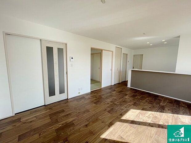 シンプルなリビングは、観葉植物等のインテリアを楽しめますね！パパ好みにも、ママ好みにも家具次第で雰囲気を変えることができます！