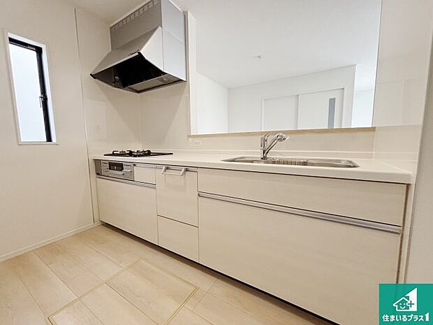 リビングと統一感があり、使い勝手のいいキッチン。広々としているので、二人並んで作業が出来ちゃいます。お子様と一緒に色々なお料理に挑戦できるスペースがあります。