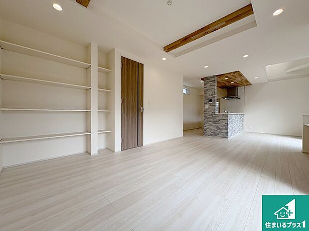 シンプルなリビングは、観葉植物等のインテリアを楽しめますね！パパ好みにも、ママ好みにも家具次第で雰囲気を変えることができます！