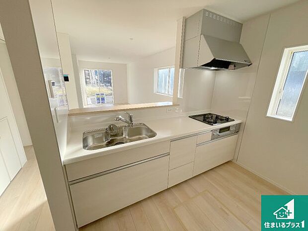 リビングと統一感があり、使い勝手のいいキッチン。広々としているので、二人並んで作業が出来ちゃいます。お子様と一緒に色々なお料理に挑戦できるスペースがあります。