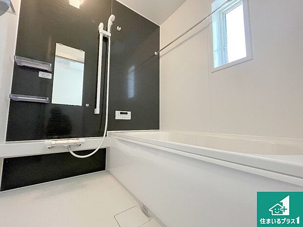 足をゆったり伸ばして寛げる浴槽です。窓が設けられていますので差し込む光が明るく穏やかな雰囲気にしてくれます♪浴室乾燥機も設置しているので、雨の日の洗濯物も安心です♪